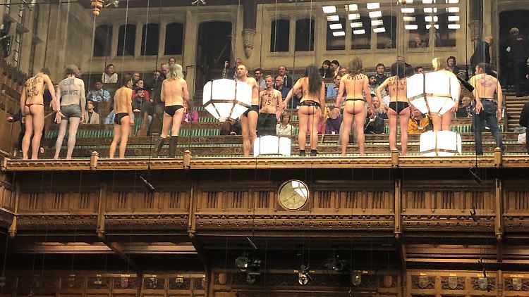 Am Abgrund: Demonstranten der Gruppe "Extinction Rebellion" protestierten am Montag im Unterhaus.