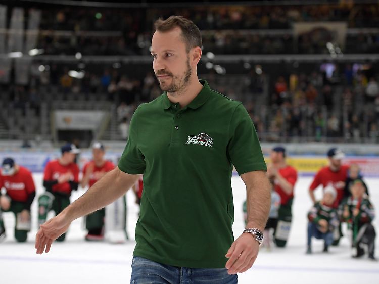 Christoph Ullmann kehrte zwei Tage nach dem schweren Check von John Henrion zum entscheidenden Spiel 7 aufs Eis zurück - wenn auch nur in Zivil.