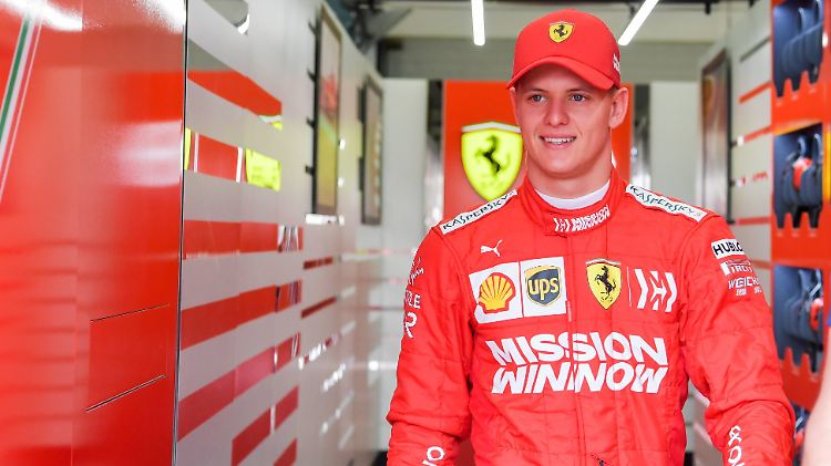 Mick Schumacher ist erstmals in einem F1-Ferrari gefahren und eifert damit seinem Vater Michael nach.
