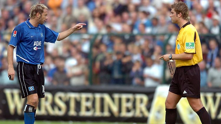 Anno 2004: Schiedsrichter Hoyzer (r.) manipuliert das Pokalduell zwischen Paderborn und dem HSV rund um Barbarez (l.).