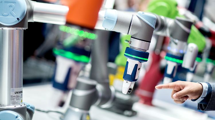 Roboter verschiedener Hersteller mit Greifern des Unternehmens Schunk am Stand des Unternehmens auf der Hannover Messe.