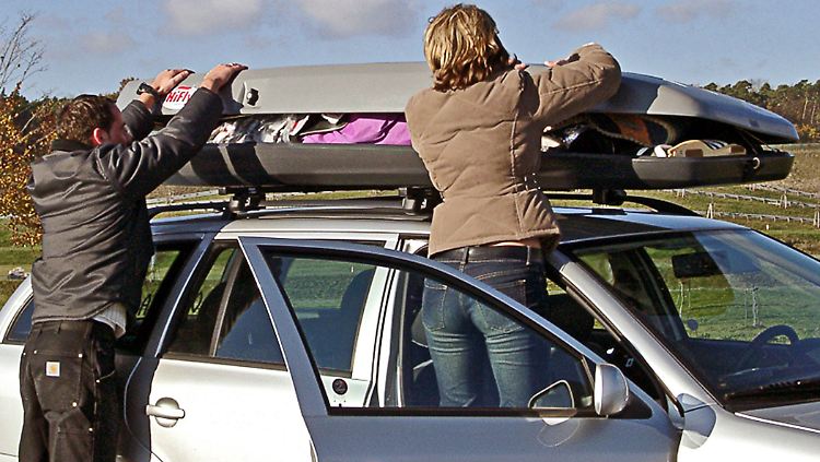 Nur leichtes und sperriges Gepäck sollte in die Dachbox.