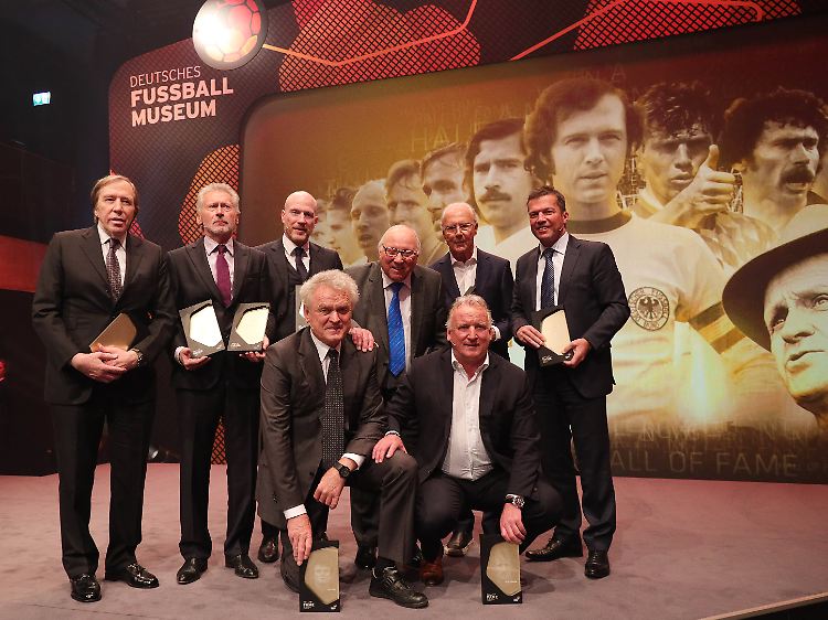 Debütanten in der "Hall of Fame" des deutschen Fußballs: Günter Netzer,Paul Breitner, Matthias Sammer, Uwe Seeler, Franz Beckenbauer, Lothar Matthäus (hinten v.l.n.r.) sowie Sepp Maier und Andreas Brehme (vorn v.l.n.r.).