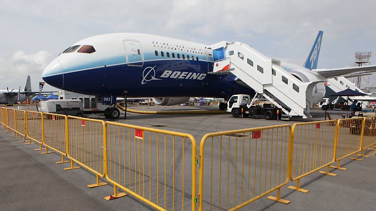 Singapore Airlines war der erste Kunde, der die neue Boeing 787-10 Dreamliner mit 330 Plätzen kaufte. 