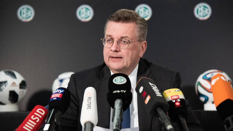 Reinhard Grindel am 2. April bei seiner letzten Pressekonferenz als DFB-Präsident.