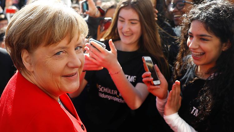 Ein Termin, der gute Bilder bringt: Kanzlerin Angela Merkel mit Schülerinnen im Berliner Norden.