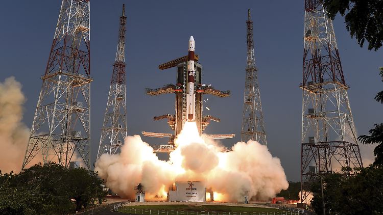 Indien sieht sich als vierte Großmacht im All: Das Foto zeigt die Trägerrakete PSLV, wie sie vom Satish Dhawan Space Centre aus startet.