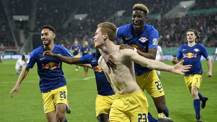 So sehen Sieger aus: RB Leipzig schmeißt den FC Augsburg auf dramatische Weise aus dem DFB-Pokal-Viertelfinale.