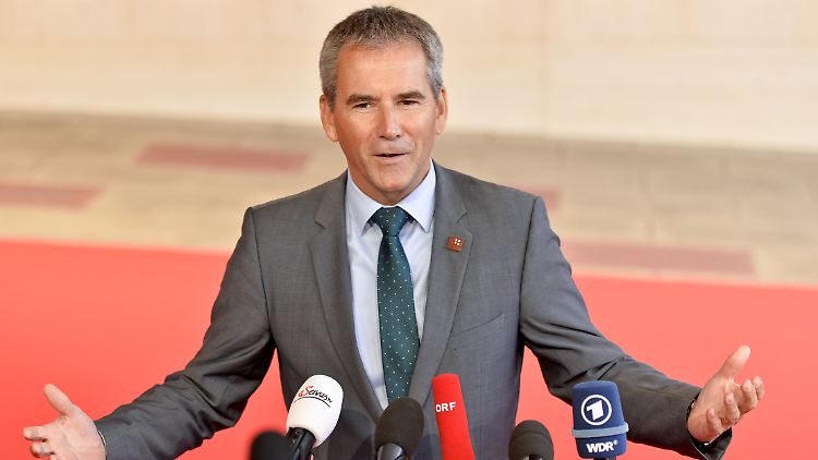 Der österreichische Finanzminister Hartwig Löger will Google und Facebook zur Kasse bitten.