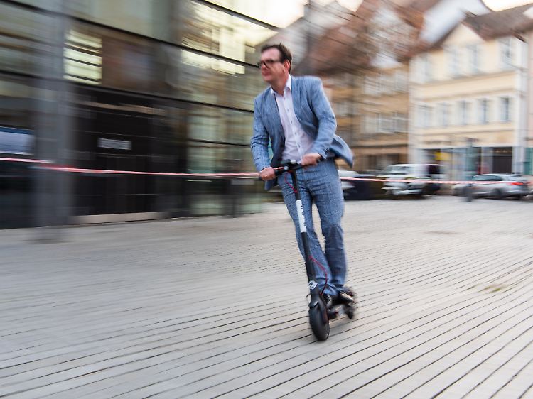 Der Pressesprecher der Stadtwerke Bamberg, Jan Giersberg, mit einem Elektro-Scooter des US-amerikanischen E-Scooter-Sharing-Anbieters Bird.
