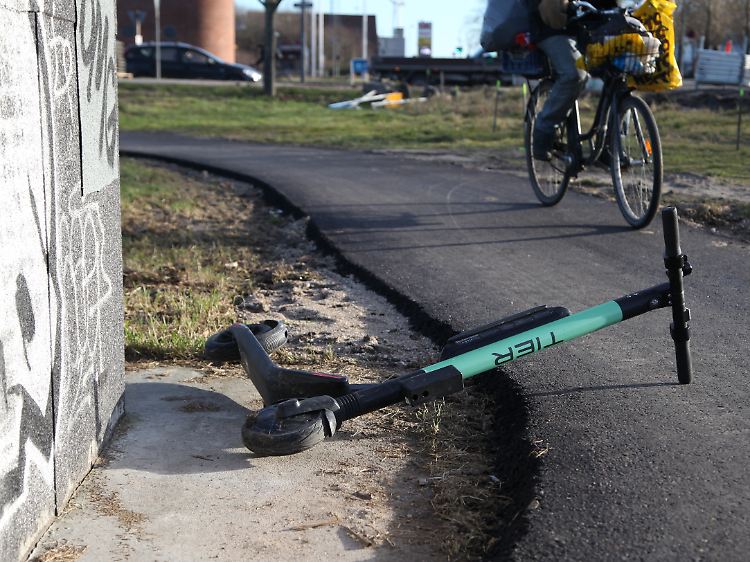 Ein Radfahrer weicht auf einem Radweg einem umgekippten E-Scooter aus. Wird das bald Alltag?