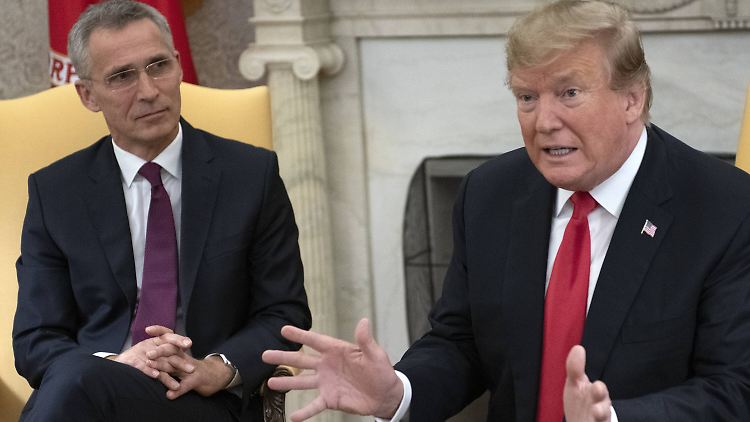 Trump und Stoltenberg im Oval Office.