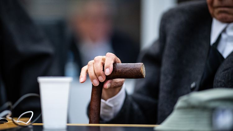 Ein medizinisches Gutachten attestiert dem Angeklagten eine dauerhafte Verhandlungsunfähigkeit.
