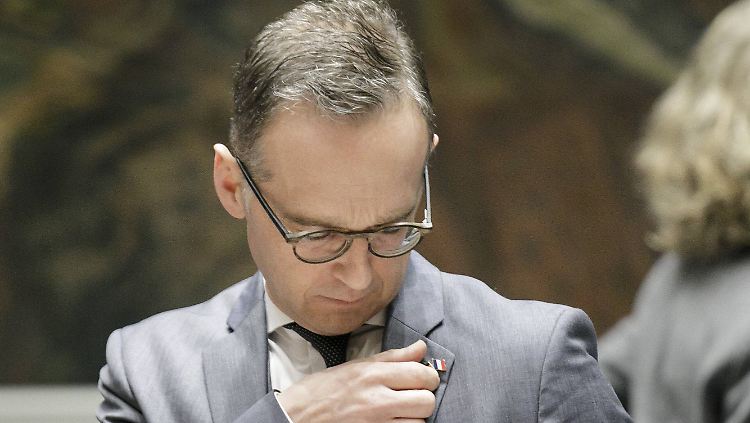 Außenminister Maas richtet am Dienstag im UN-Sicherheitsrat einen Anstecker mit der deutschen und der französischen Fahne an seinem Revers.