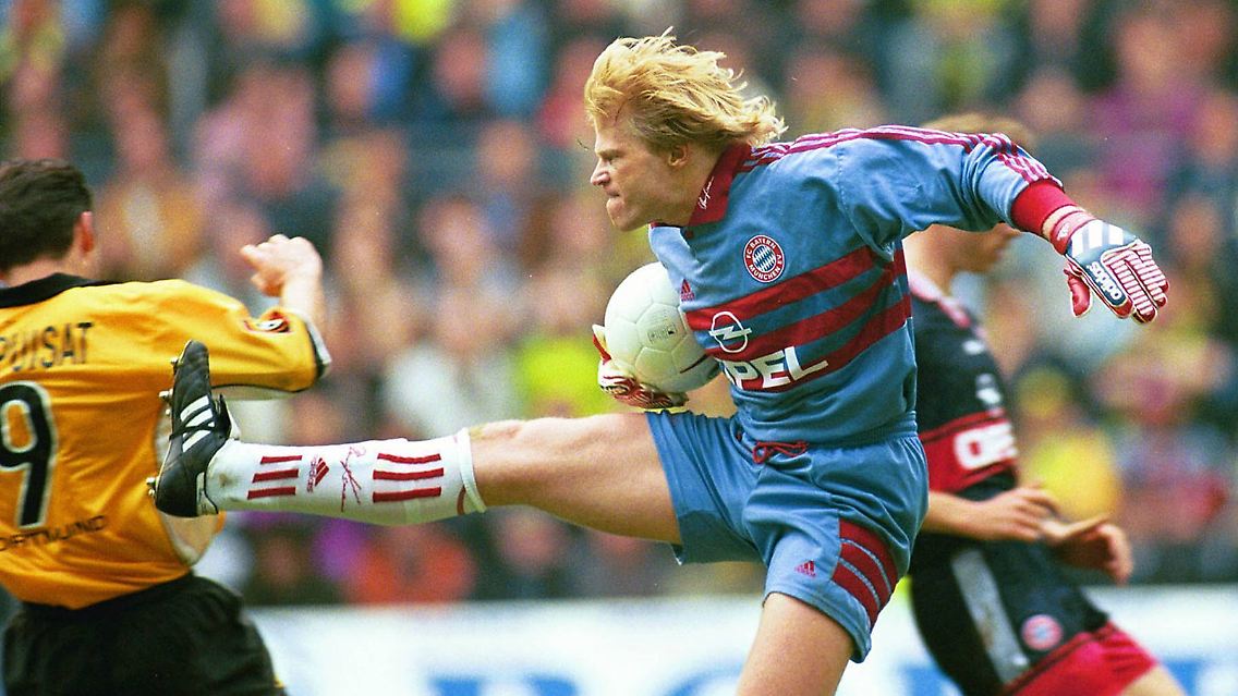 Die Szenen, an die Matthäus denkt, hat natürlich jeder Fußballfan noch parat. Am 24. Spieltag der Saison 1998/1999 hat der "Titan" einen ganz besonderen Tag: Stéphane Chapuisat entgeht dem kahnschen Furor noch knapp...