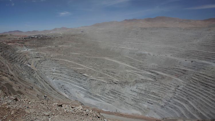Eines der größten Tagebaulöcher in der Erdkruste: Die Kupfermine von Chuquicamata im Norden Chiles.