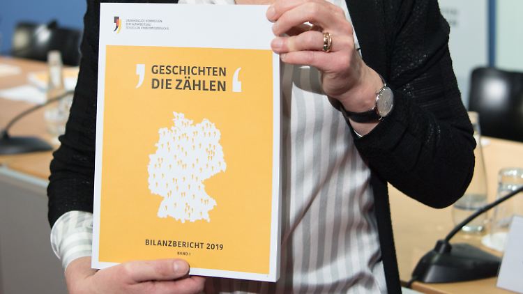 Zunächst ging es erst mal darum, den Opfern eine Stimme zu geben.