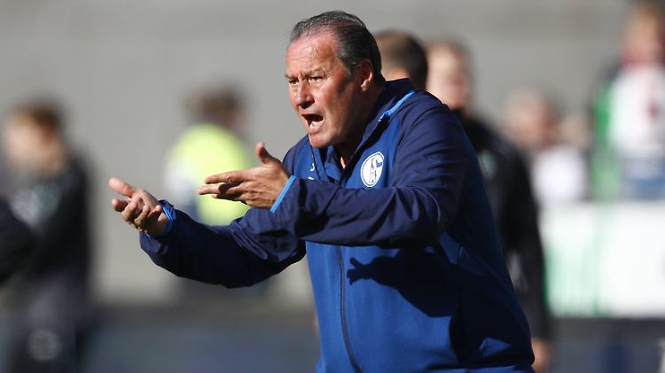 Huub Stevens will mit dem FC Schalke gegen Werder Bremen ins Halbfinale des DFB-Pokals einziehen.