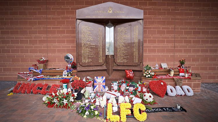 Ein Gedenkstein erinnert an die 96 Toten der Stadionkatastrophe von Hillsborough. Unter ihnen: Der damals 10-jährige Cousin von Liverpool-Legende Steven Gerard, Jon-Paul Gilhooley.