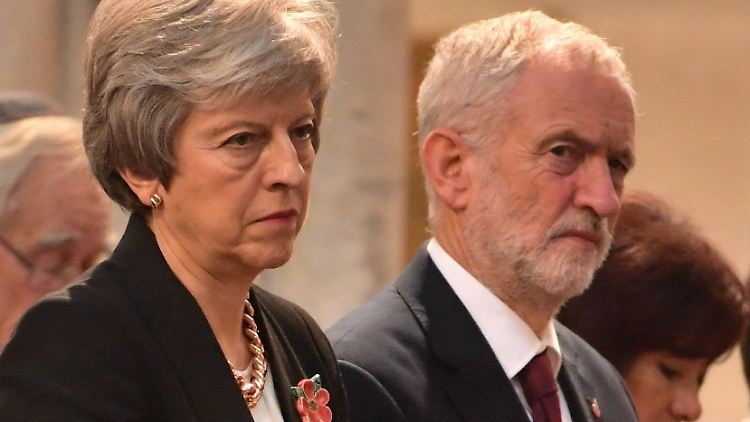 Ein gemeinsames Foto von dem Treffen gibt es bislang nicht - diese Aufnahme von May und Corbyn entstand bereits im vergangenen November. Ihre Gesichtsausdrücke fassen den bisherigen Verhandlungsverlauf ganz gut zusammen. 