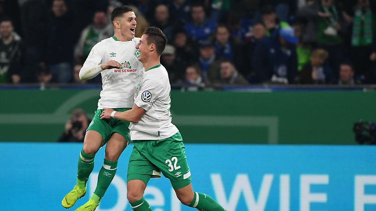 Milot Rashica (l.) von Werder Bremen bejubelt mit Marco Friedl seinen Führungtreffer auf Schalke.