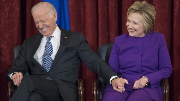 Körperkontakt als politisches Gestaltungsmittel: Joe Biden und Hillary Clinton. 