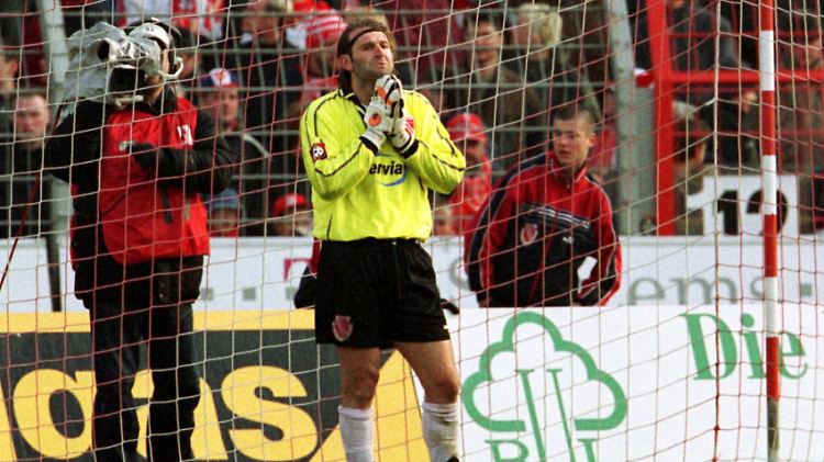 Torwart Tomislav Piplica ist nach seinem Eigentor fassungslos. 