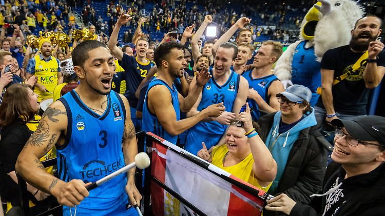 Die Spieler von Alba Berlin wollen ab Dienstag die nächsten EuroCup-Partys feiern.
