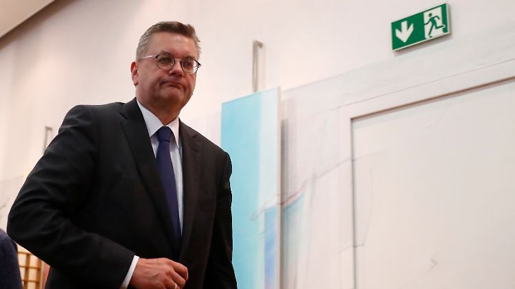 Am Ende bleibt Reinhard Grindel nach Ansicht der Experten nur ein Weg: Richtung Abschied.