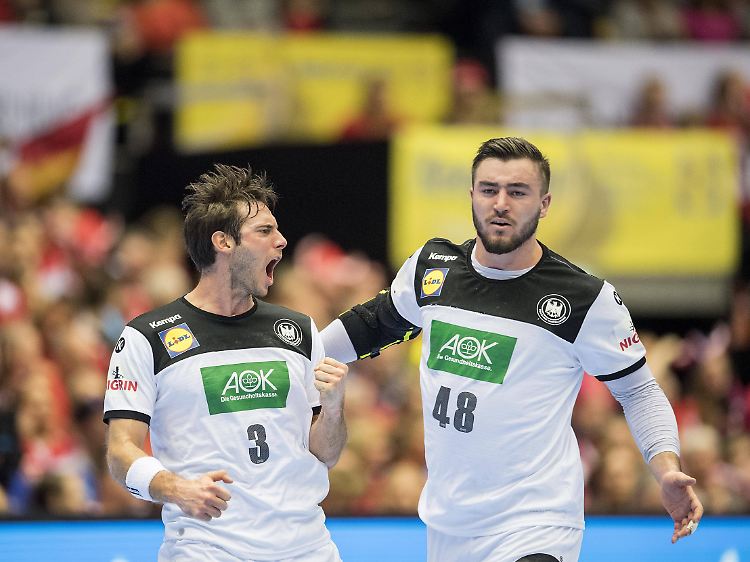 Uwe Gensheimer (links) und Paul Drux können sich auf ein EM-Quali-Heimspiel in Nürnberg freuen.
