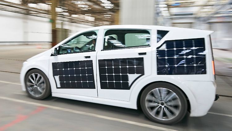 Ein Elektroauto mit Solarzellen.