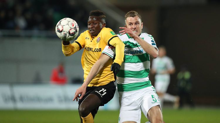 Kopf-an-Kopf-Rennen: Moussa Kone (Dresden) und Richard Magyar (Fürth). 