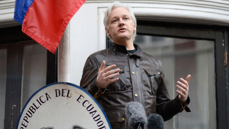 Julian Assange steht vor der ecuadorianischen Botschaft in London im Mai 2017.