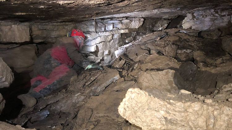 Erster Erkundungsgang: Die Höhle im Bergischen Land ist mehrere Millionen Jahre alt.