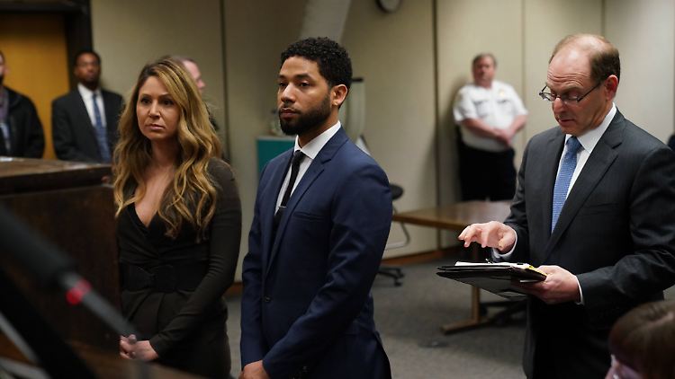 Jussie Smollet bestreitet die Inszenierung.