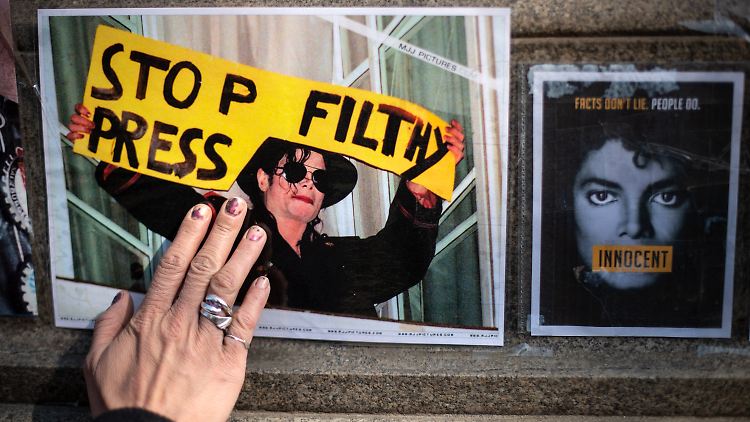 Am Denkmal für Jackson in München machen Fans bereits ihrem Ärger Luft. "Innocent" ("Unschuldig") steht auf einem Bild, "Stop Filthy Press" ("Stoppt die schmutzige Presse") auf einem anderen.