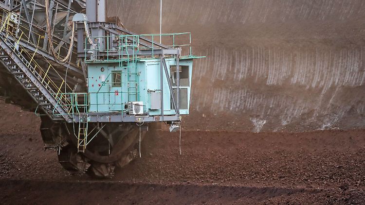 Ein Schaufelradbagger fördert Braunkohle aus einem Flöz im Tagebau Profen in Sachsen-Anhalt.