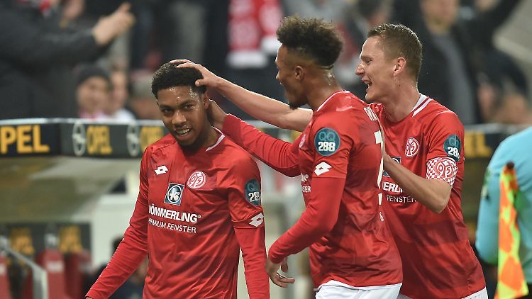 Die Mainzer Jean-Philippe Gbamin, Nico Bungert (r.) umjubeln Jean-Paul Boetius (l.) nach dessen Treffer zum 1:0.