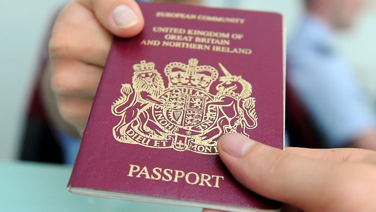 Der britische Reisepass wird bald in anderer Farbe und mit anderem Aufdruck serienmäßig sein.