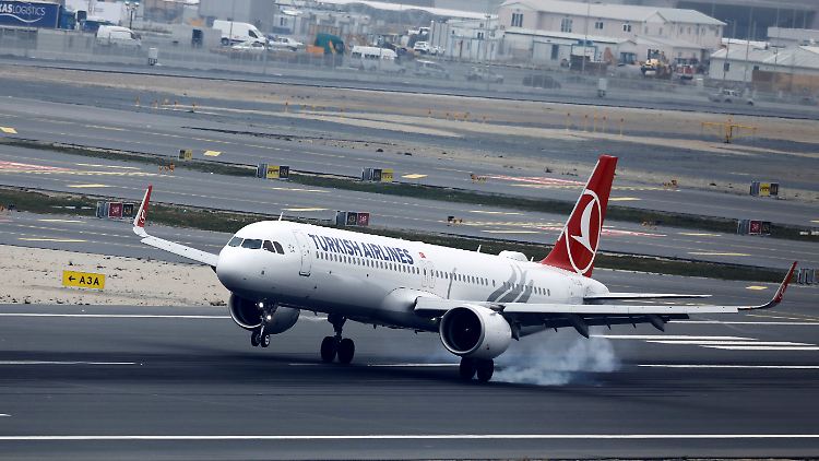 Die Passagiere des Premierenflugs werden vom Turkish-Airlines-Geschäftsführer persönlich begrüßt.