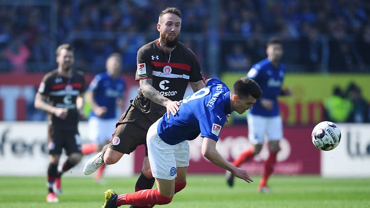 Nur in dieser Szene obenauf: Der FC St. Pauli unterliegt Holstein Kiel im Spitzenspiel.