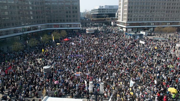 Vollgepackt: Tausende versammeln sich auf dem Alexanderplatz, um gegen zu hohe Mieten zu demonstrieren.
