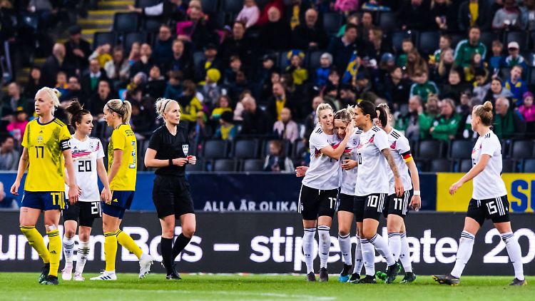 Tor für Deutschland: Linda Dallmann hat soeben das 2:0 erzielt.