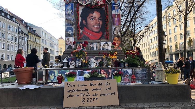 "Von einem Gericht für unglaubwürdig erklärt und jetzt im TV als wahr präsentiert???!!" - Mit diesem Plakat demonstrieren Fans von Michael Jackson in München.
