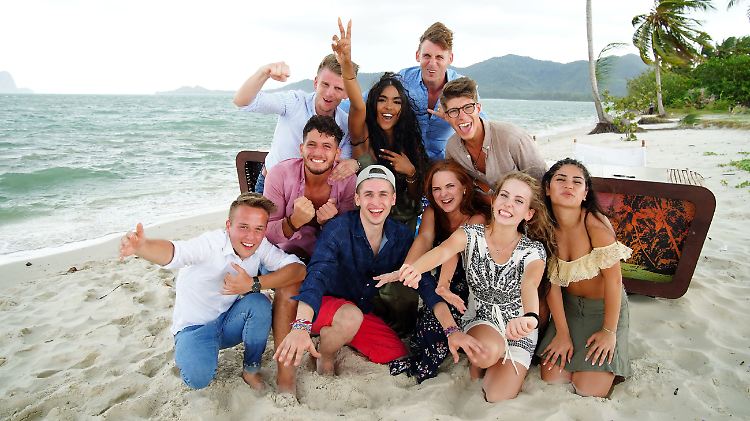 Die besten zehn von DSDS: Jonas Weisser (v.l.), Momo Chahine, Lukas Kepser, Alicia-Awa Beissert, Taylor Luc Jacobs (Cap), Nick Ferretti, Angelina Mazzamurro, Davin Herbrüggen (Brille), Clarissa Schöppe und Joana Kesenci.