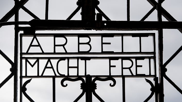 "Arbeit macht frei" - mit diesem zynischen Spruch in der Eingangstür haben die Nazis im Kozentrationslager Dachau die Gefangenen begrüßt.