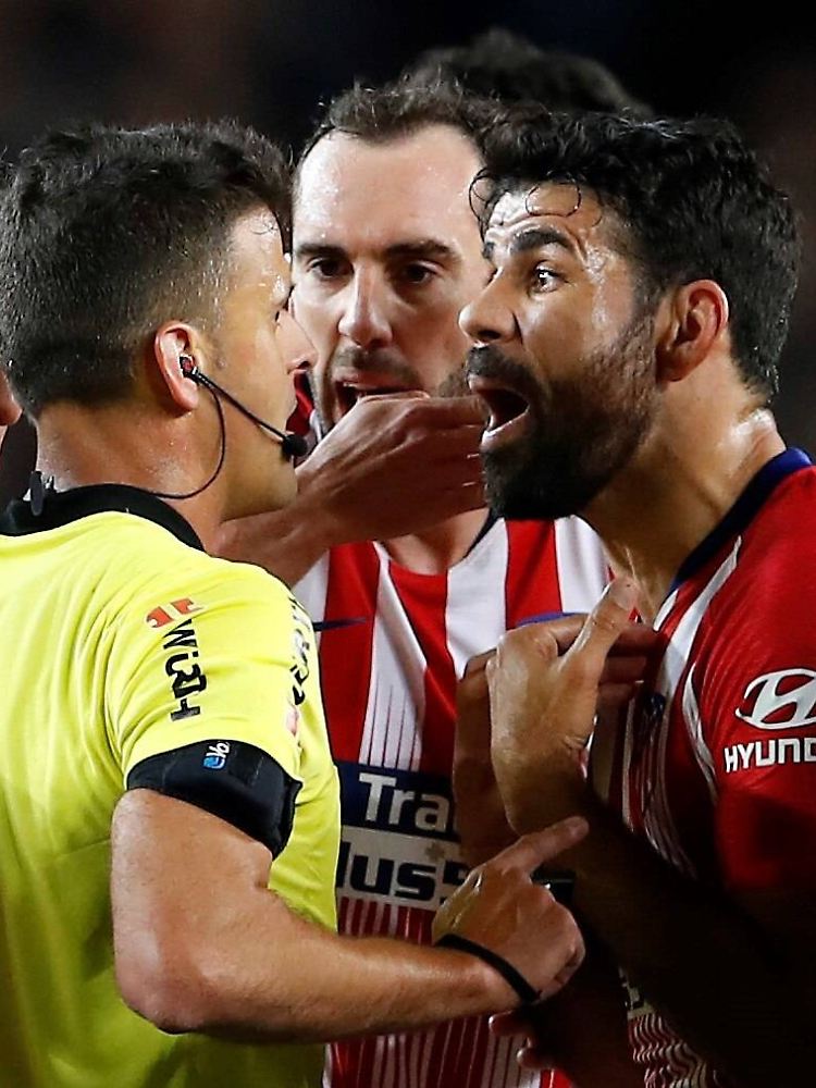 Kleiines Pläuschchen: Diego Costa und Schiedsrichter Jesus Gil Manzano.