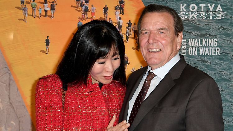 Mit seinem Bauchumfang ist Gerhard Schröder neue Ehefrau noch nicht zufrieden.