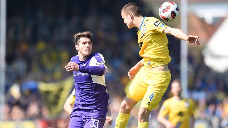 Benjamin Girth (l.) und dem VfL Osnabrück ist der Zweitliga-Aufstieg wohl nicht mehr zu nehmen. Girth traf zum entscheidenden 1:0 über Eintracht Braunschweig.