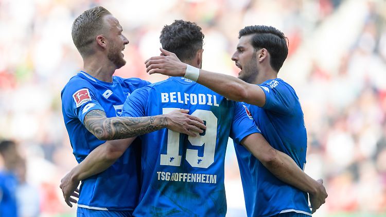 Der Mann in der Mitte war's: Ishak Belfodil hat just das 2:0 für Hoffenheim erzählt und freut sich mit den Kollegen Kevin Vogt und Florian Grillitsch. Was Belfodil da noch nicht wusste: Später würde er auch noch das 3:0 und das 4:0 erzielen.